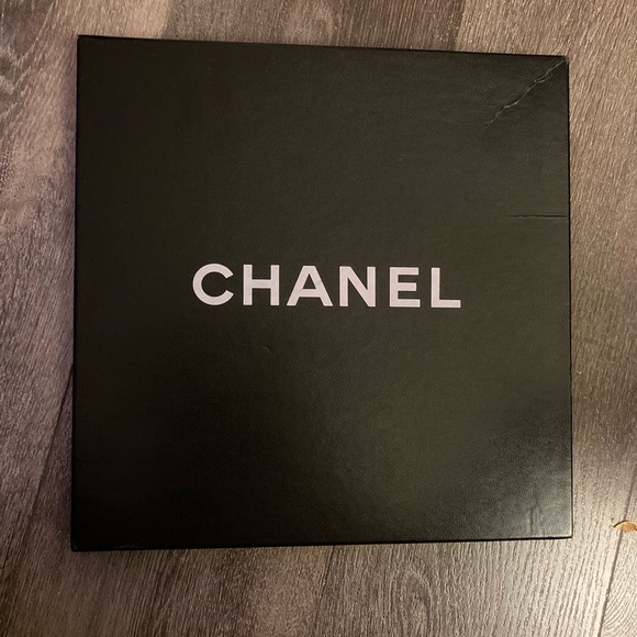 Beautiful Chanel Journal leather cover:a treasure! 7 1/2in x 9 1/2in.Chanel box. - Picture 3 of 8